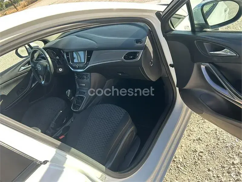 Usado Opel Astra Selective 105 CV (77 kW) 2017 Blanco Berlina
