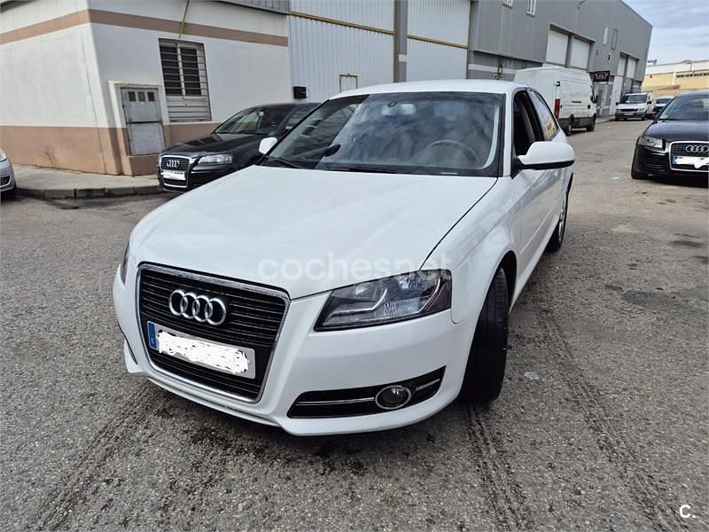 Usado Audi A3 Attraction 105 CV (77 kW) 2011 Blanco Berlina