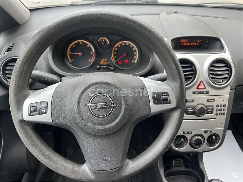 Usado Opel Corsa Expression 75 CV (55 kW) 2011 Gris / plata Utilitario
