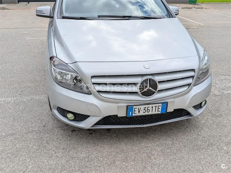 Usado Mercedes B180 109 CV (80 kW) 2014 Gris / plata Monovolumen