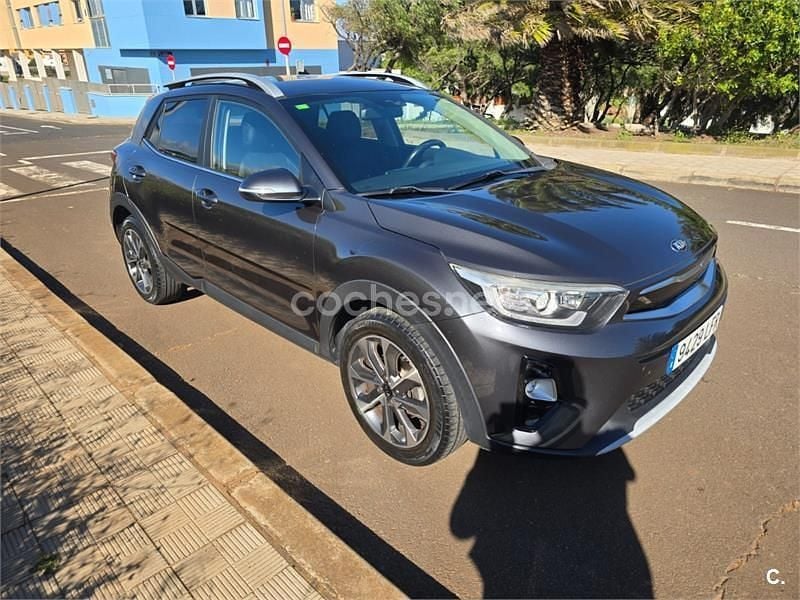 Usado Kia Stonic 120 CV (88 kW) 2020 Gris / plata SUV