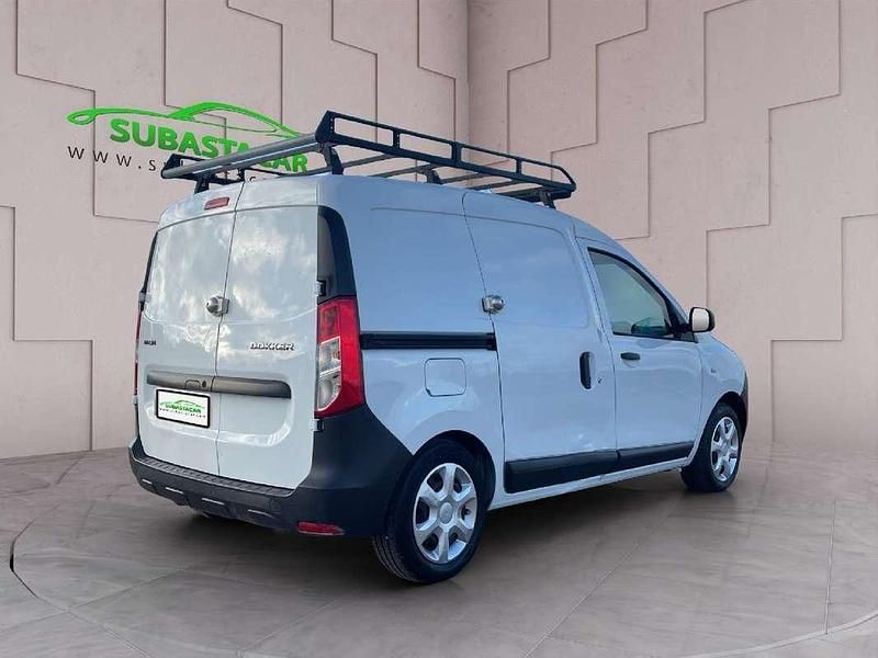 Usado Dacia Dokker Essentiel 102 CV (75 kW) 2019 Blanco Monovolumen