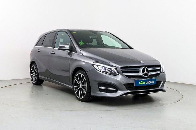 Usado Mercedes B200 150 CV (110 kW) 2016 Gris / plata Monovolumen
