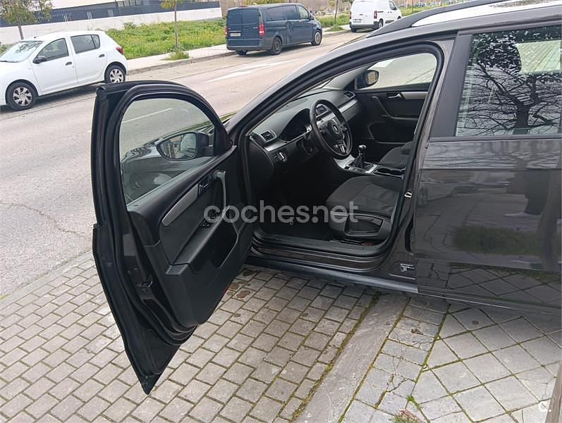 Usado VW Passat 105 CV (77 kW) 2011 Marrón Familiar