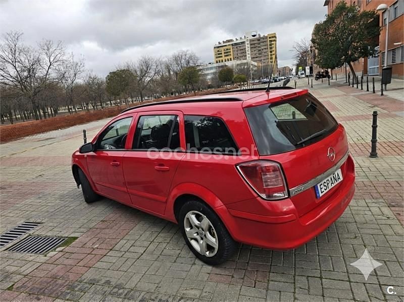 Usado Opel Astra Enjoy 100 CV (73 kW) 2007 Rojo Familiar