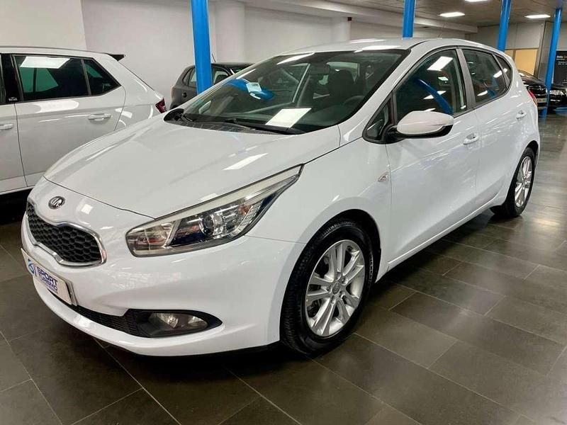 Blanco Usado 2015 Kia Ceed Utilitario | 9500 € (Precio justo) - Imagen 1/4