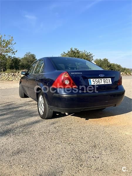 Usado Ford Mondeo Trend 125 CV (91 kW) 2001 Azul Berlina
