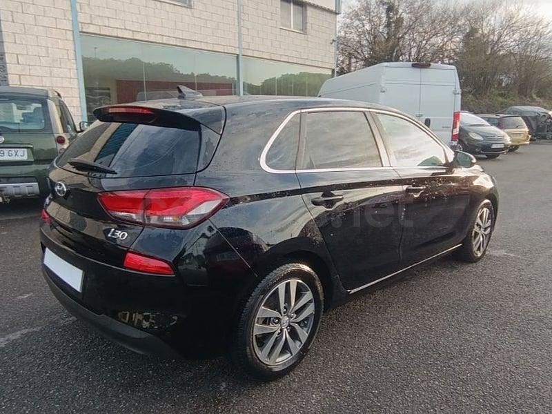 Usado Hyundai i30 110 CV (80 kW) 2018 Negro Berlina