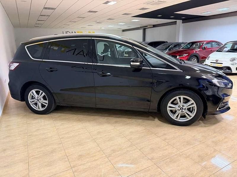 Usado Ford S-MAX Titanium 190 CV (139 kW) 2022 Negro Monovolumen