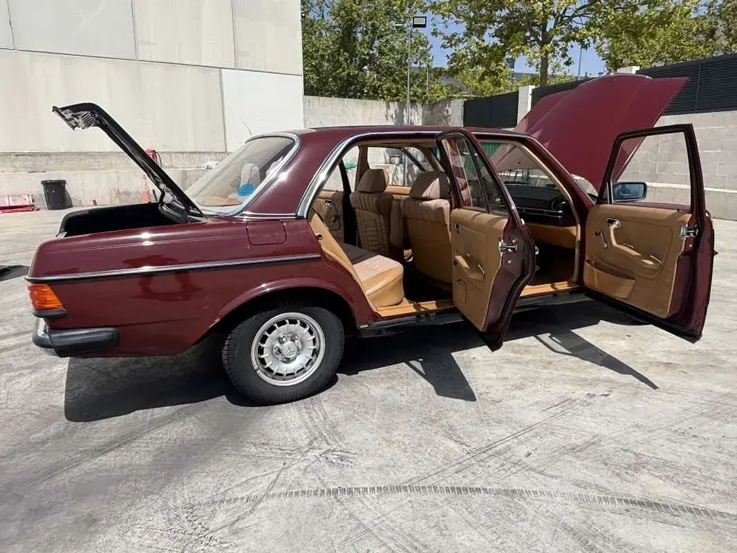Usado Mercedes 230 136 CV (100 kW) 1984 Rojo Berlina