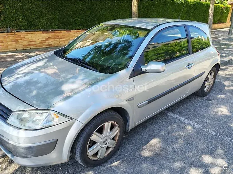 Usado Renault Mégane Dynamique 100 CV (73 kW) 2005 Gris / plata Berlina