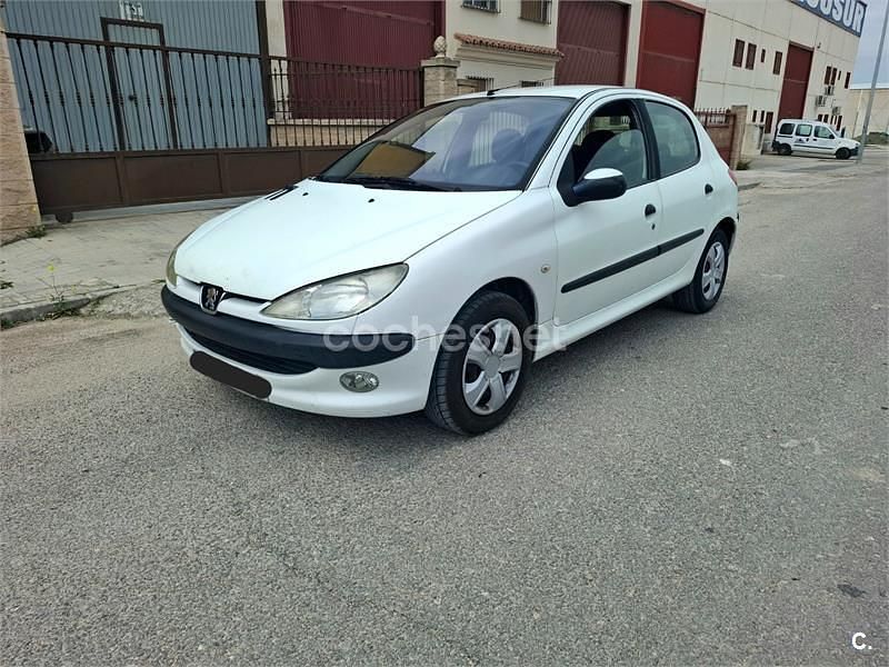 Usado Peugeot 206 90 CV (66 kW) 2004 Blanco Berlina