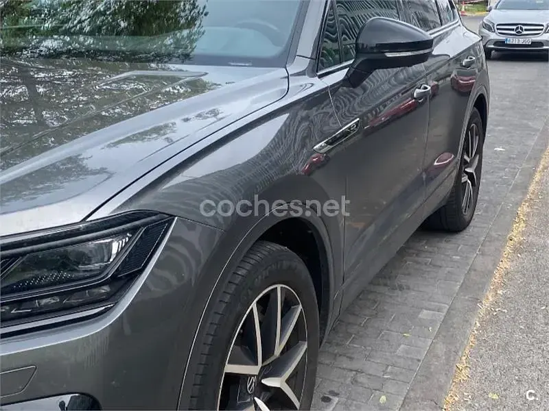 Usado VW Touareg R 462 CV (339 kW) 2021 Gris / plata SUV