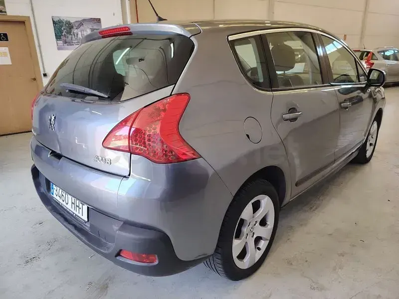 Usado Peugeot 3008 112 CV (82 kW) 2011 Gris / plata Familiar