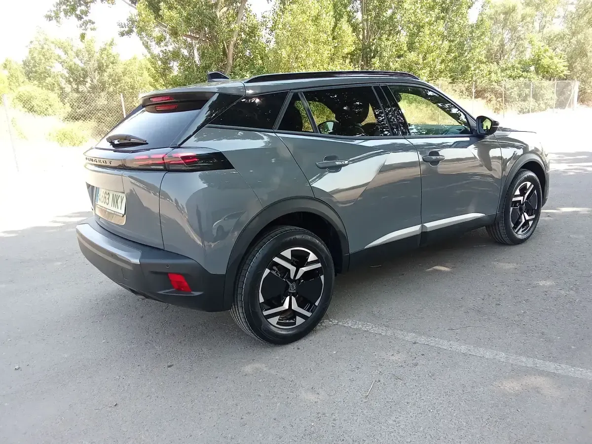 Nuevo Peugeot 2008 Allure Turbo 100 CV (73 kW) 2026 Gris SUV