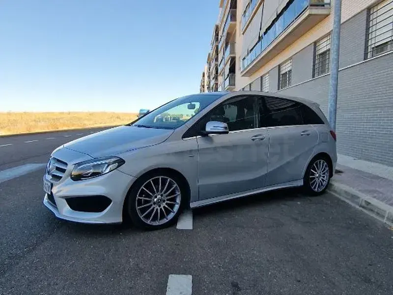 Usado Mercedes B200 150 CV (110 kW) 2019 Gris / plata Utilitario