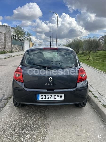 Usado Renault Clio II Dynamique 85 CV (62 kW) 2006 Negro Berlina