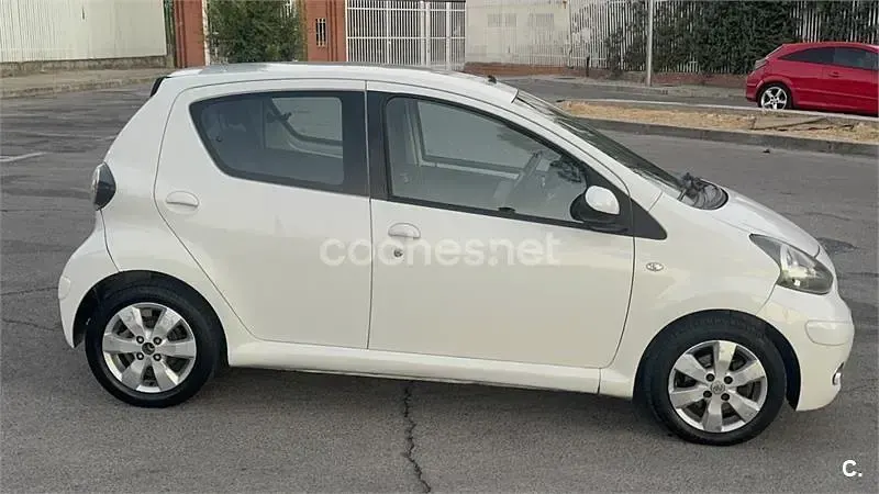 Usado Toyota Aygo Live 68 CV (50 kW) 2012 Blanco Utilitario
