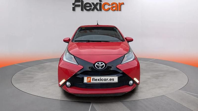 Usado Toyota Aygo X-play 72 CV (52 kW) 2018 Rojo Utilitario
