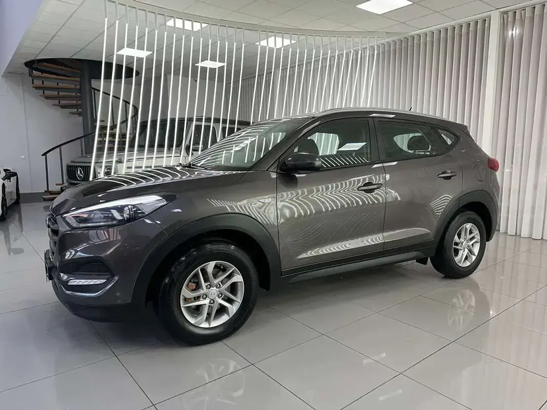 Usado Hyundai Tucson 114 CV (83 kW) 2017 Gris SUV