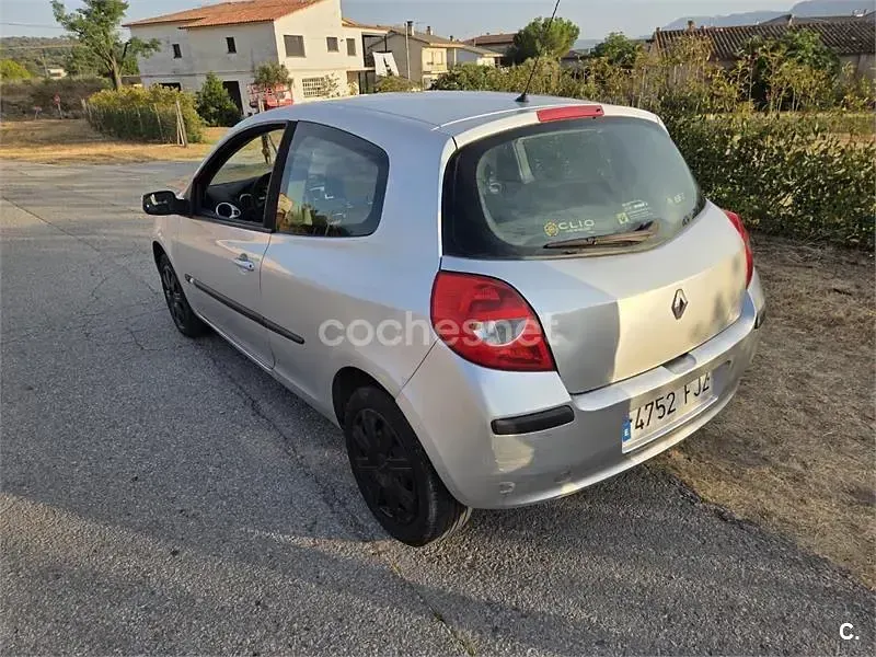 Usado Renault Clio II Authentique 85 CV (62 kW) 2006 Gris / plata Berlina