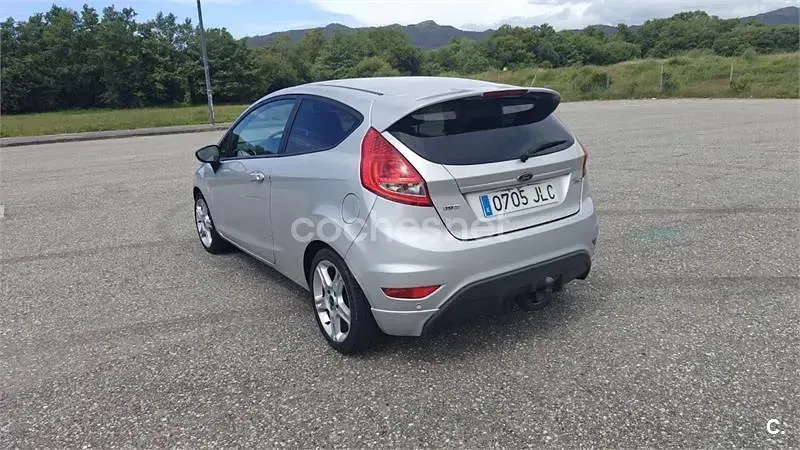 Usado Ford Fiesta Sport 95 CV (69 kW) 2012 Gris / plata Berlina