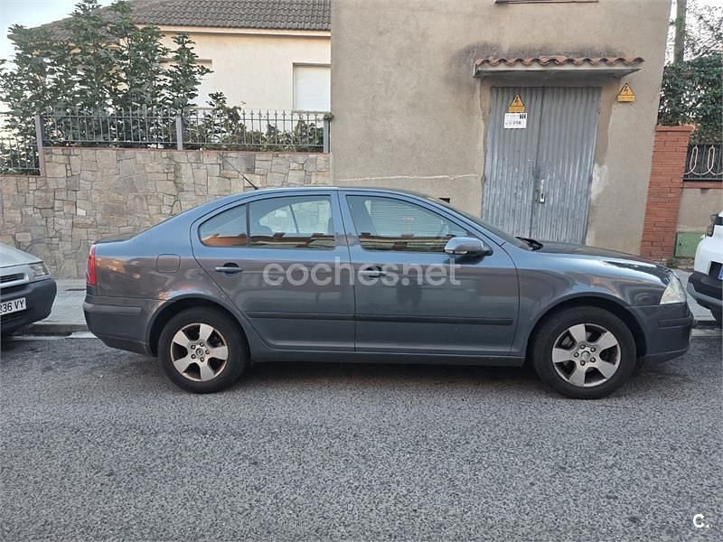 Azul Usado 2004 Skoda Octavia Active Berlina | 3000 € (Precio justo) - Imagen 1/4
