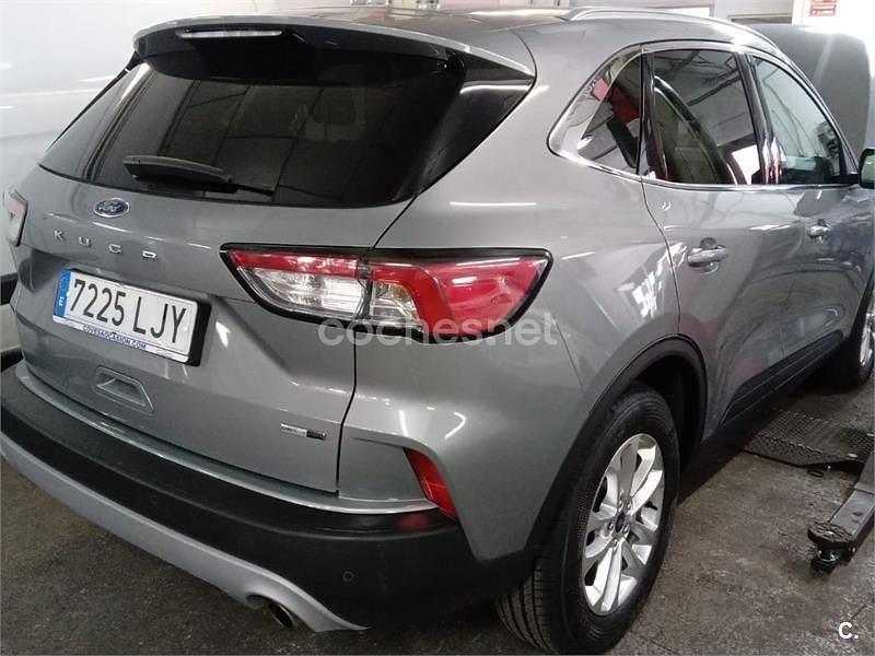 Usado Ford Kuga Titanium 150 CV (110 kW) 2020 Gris / plata SUV