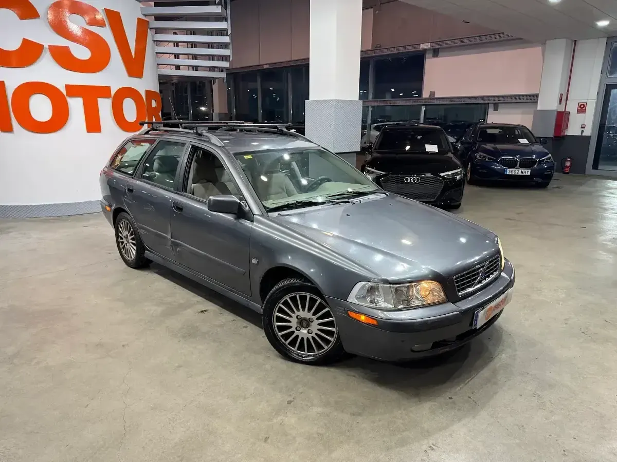 Usado Volvo V40 Kinetic 122 CV (89 kW) 2004 Gris / plata Familiar