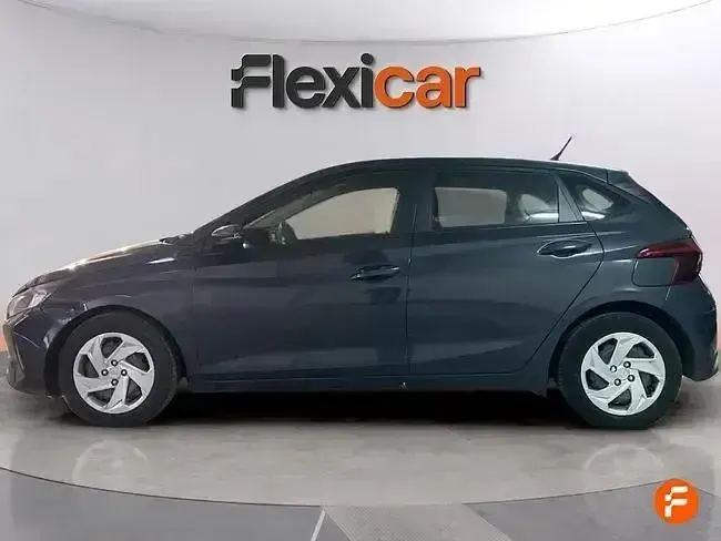Usado Hyundai i20 100 CV (73 kW) 2022 Negro Berlina