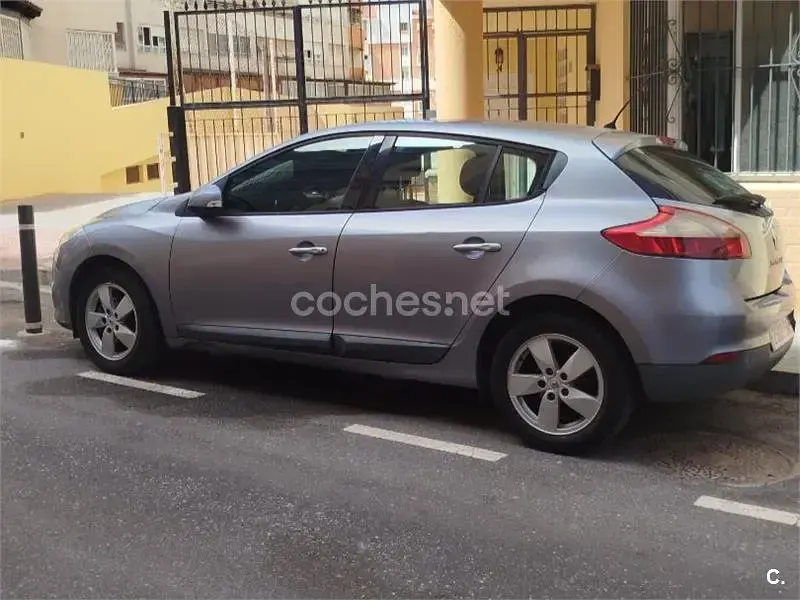 Usado Renault Mégane III Dynamique 105 CV (77 kW) 2009 Gris / plata Berlina