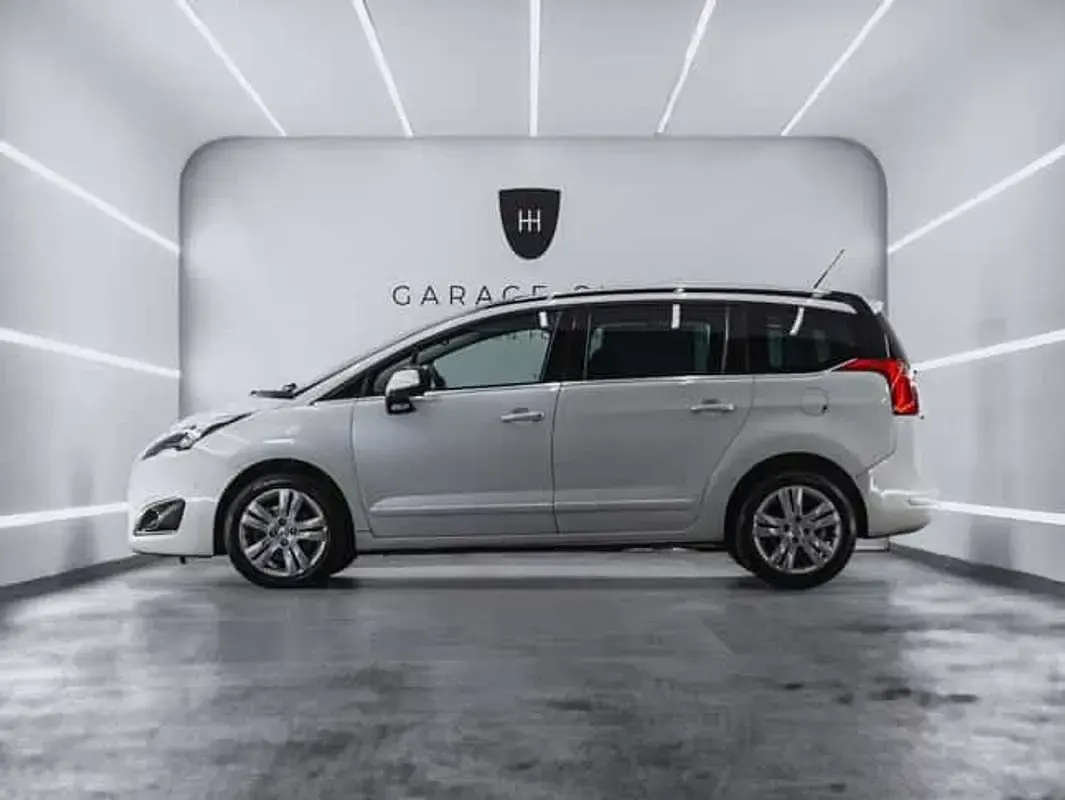 Usado Peugeot 5008 Allure 120 CV (88 kW) 2015 Blanco Monovolumen