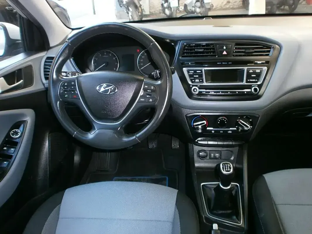Usado Hyundai i20 84 CV (61 kW) 2017 Plateado Utilitario