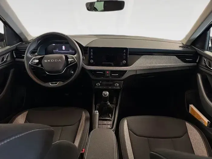 Usado Skoda Kamiq Selection 115 CV (84 kW) 2025 Gris plata SUV