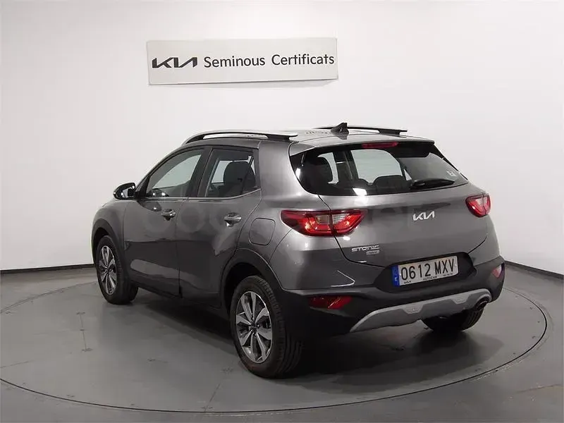 Usado Kia Stonic 100 CV (73 kW) 2025 Gris / plata SUV