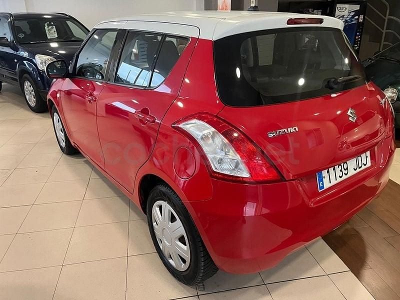 Usado Suzuki Swift 94 CV (69 kW) 2015 Rojo Utilitario