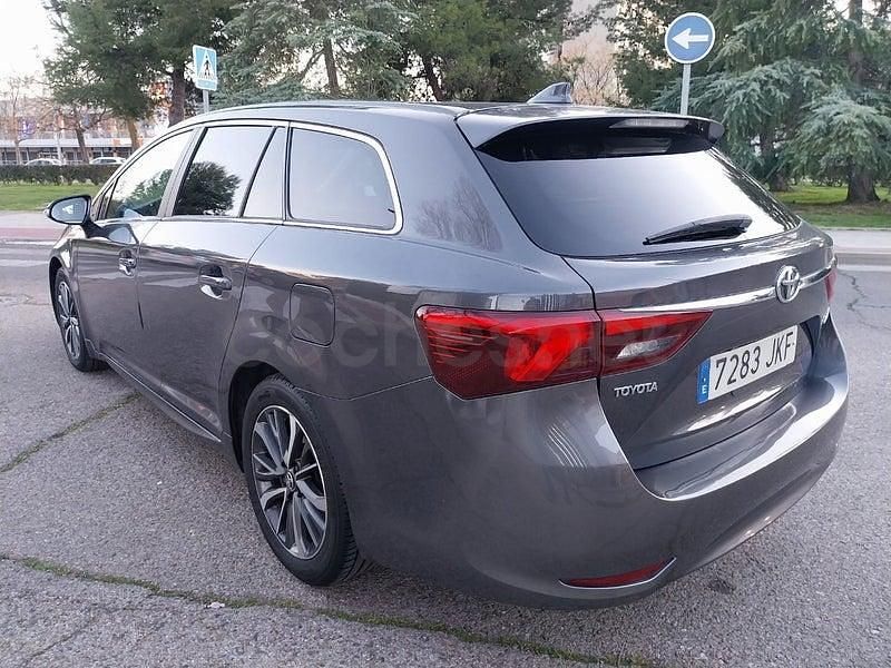 Usado Toyota Avensis Advance 143 CV (105 kW) 2015 Gris / plata Familiar
