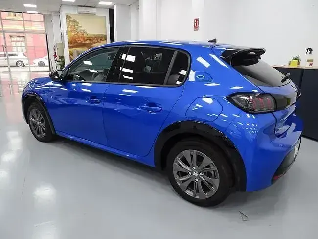Usado Peugeot e-208 Allure 100 kW (136 CV) 2024 Azul Utilitario