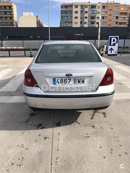 Usado Ford Mondeo Trend 125 CV (91 kW) 2001 Gris / plata Berlina