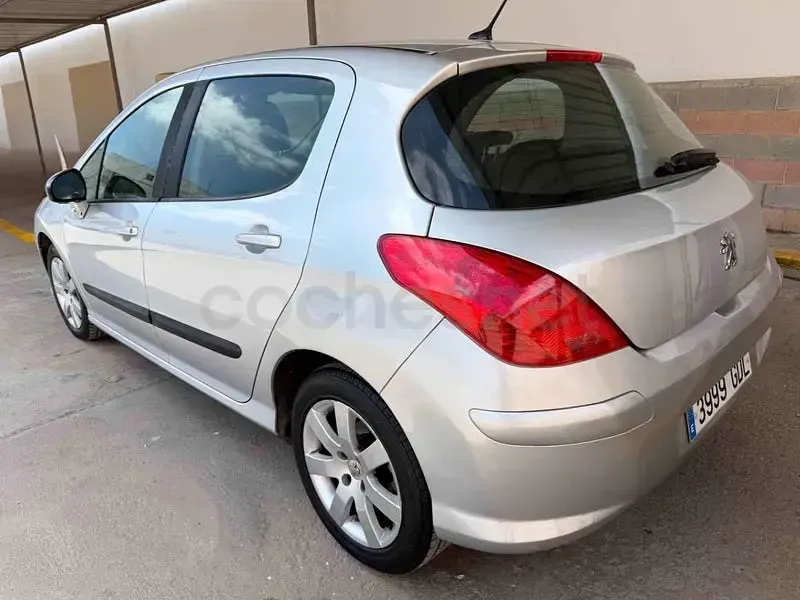 Usado Peugeot 308 90 CV (66 kW) 2008 Gris / plata Berlina