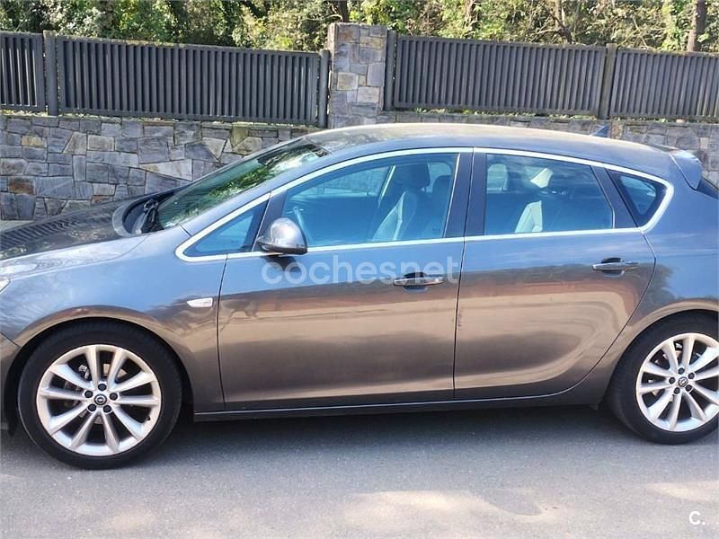 Usado Opel Astra Expression 115 CV (84 kW) 2013 Gris / plata Berlina