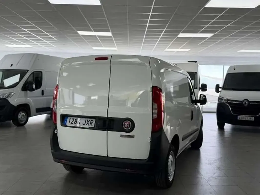 Usado Fiat Doblò 90 CV (66 kW) 2017 Blanco Monovolumen