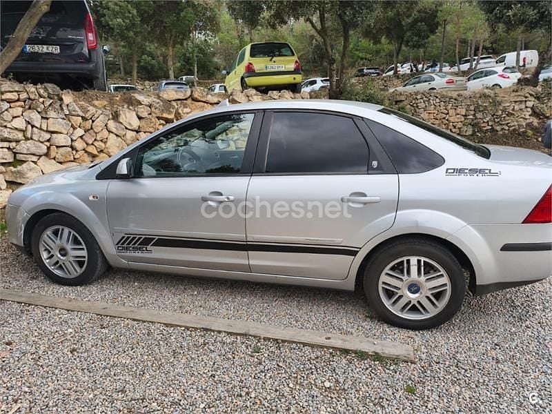 Usado Ford Focus Ghia 115 CV (84 kW) 2006 Gris / plata Berlina