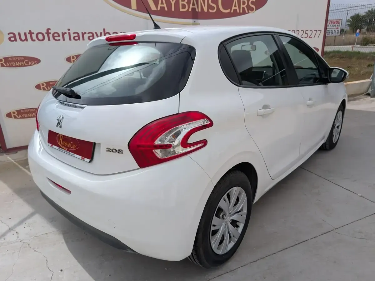 Usado Peugeot 208 Active 68 CV (50 kW) 2013 Blanco Utilitario