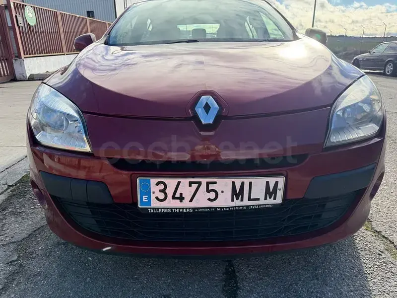 Usado Renault Mégane III Authentique 100 CV (73 kW) 2011 Granate Berlina