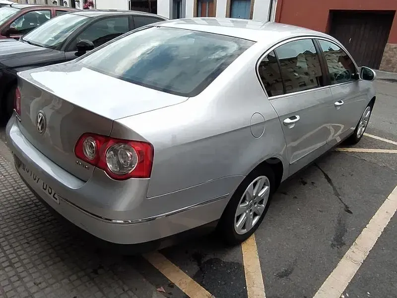 Usado VW Passat Sportline 140 CV (102 kW) 2005 Gris / plata Berlina