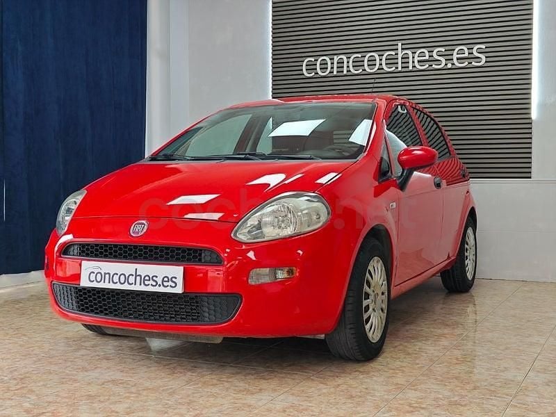 Usado Fiat Punto Easy 75 CV (55 kW) 2016 Rojo Utilitario