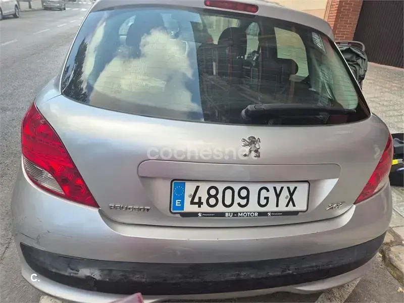 Usado Peugeot 207 70 CV (51 kW) 2010 Gris / plata Berlina