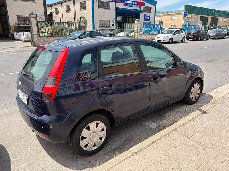 Usado Ford Fiesta Trend 80 CV (58 kW) 2003 Azul Utilitario