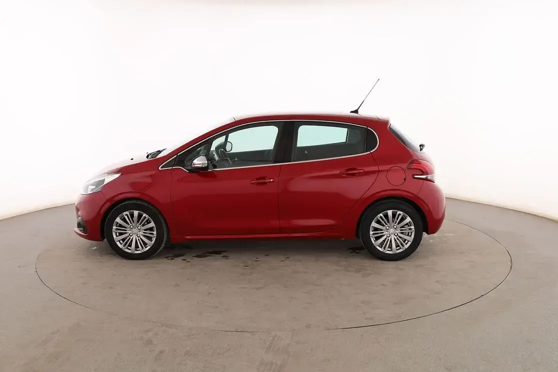Usado Peugeot 208 Allure 100 CV (73 kW) 2018 Rojo Utilitario